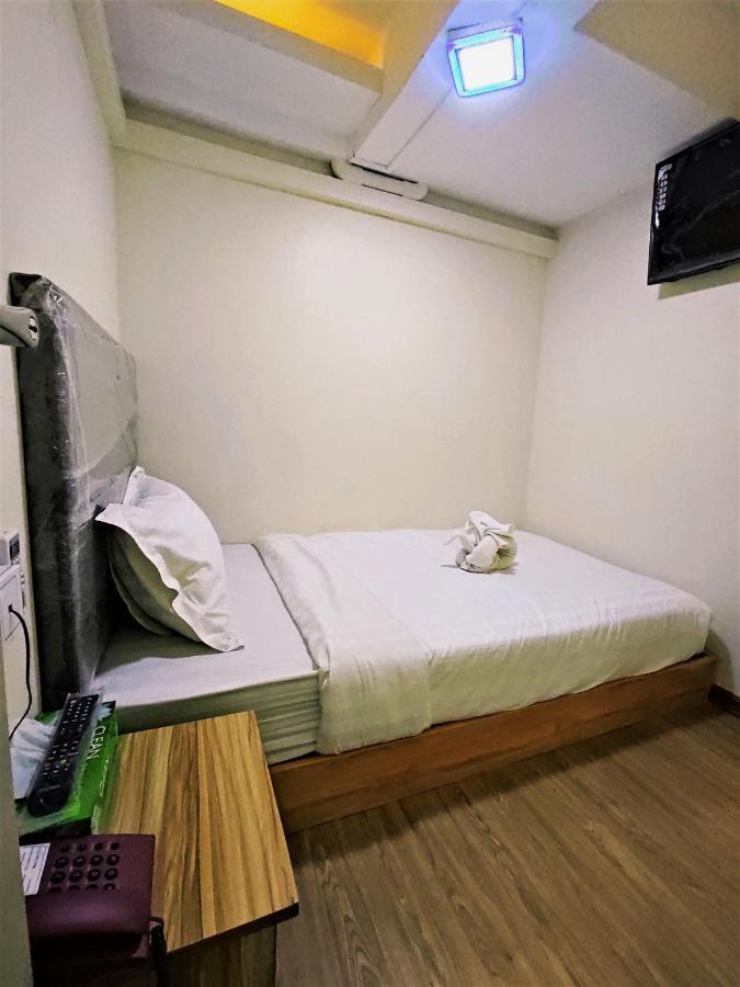 November Hostel Янгон Екстер'єр фото